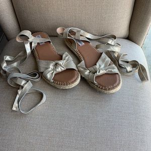 Steve madden lace-up flat sandals in gold color